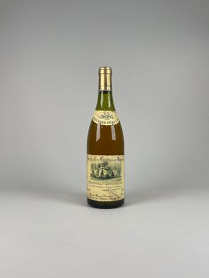 l'image d'une bouteille de vin posée sur une table