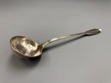 cuillère plaquée argent avec manche, sur fond gris