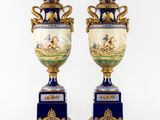 une paire de vases bleus et dorés ornés de chevaux et de cavaliers