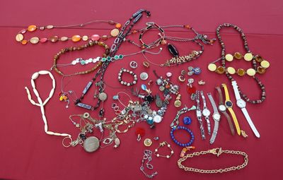 de nombreux types de bijoux posés sur une table rouge