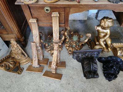 beaucoup d'objets posés sur le sol
