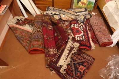 un tas de tapis par terre dans une pièce