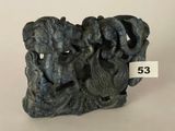 une petite statue représentant un groupe de singes assis sur un rocher