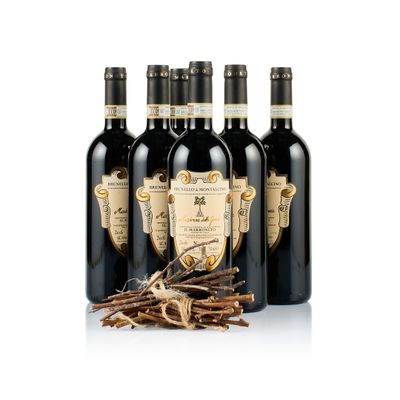 trois bouteilles de vin rouge accompagnées d'un bouquet de brindilles