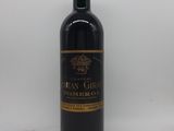 gros plan d'une bouteille de vin sur fond blanc