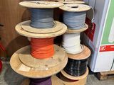 de nombreuses bobines de fils de différentes couleurs et tailles