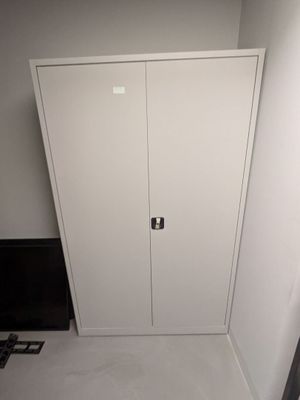 une armoire blanche dans un coin de la pièce