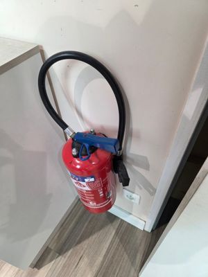 un extincteur fixé au mur d'une cuisine