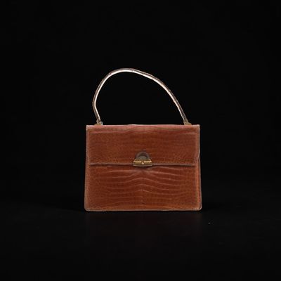 ANONYME. sac en cuir croco beige, fermoir articulé en métal …