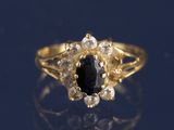 une photo d'une bague en diamant en noir et blanc