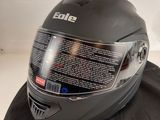 le casque est posé sur un tissu noir, sur une table
