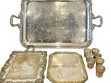 une image représentant un plateau en argent avec des tasses et un autre plateau sur lequel est posé un plateau en argent