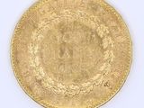 une vieille pièce d'or sur une surface blanche avec un fond blanc
