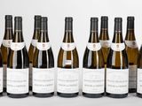 six bouteilles de vin alignées sur une table