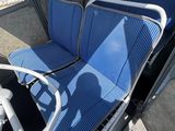un siège bleu dans un bus équipé d'un volant
