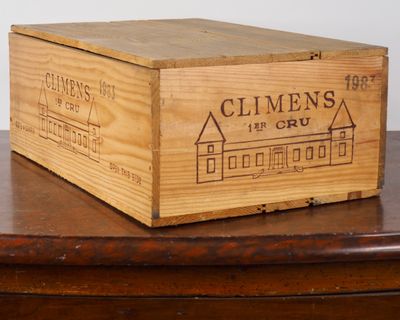 une boîte en bois sur laquelle est apposée une étiquette de vin