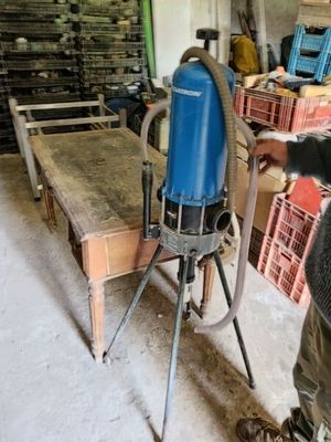 un homme qui travaille sur une machine dans un garage