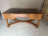 une table en bois surmontée de deux tiroirs