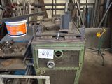 une photo d'une machine dans un atelier où se trouvent de nombreux outils