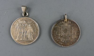 deux pendentifs en forme de pièces d'argent représentant une femme et un homme