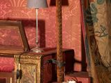une image d'un salon avec un canapé et une table