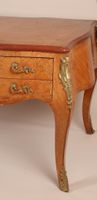 Bureau plat de forme galbée, en bois de placage marqueté en … (photo 3)