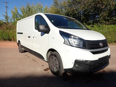 la camionnette blanche est garée sur le côté de la route