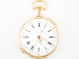 montre de poche en or avec des chiffres romains sur fond blanc