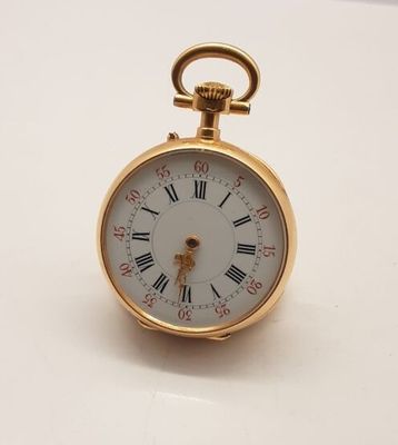 une montre de poche en or avec des chiffres romains sur le cadran