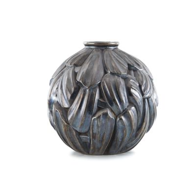un vase en argent orné d'une fleur sur fond blanc