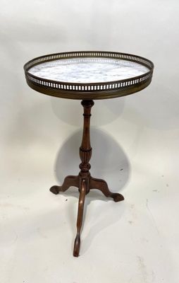 une image représentant une petite table ronde avec un plateau en marbre