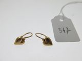 une paire de boucles d'oreilles plaquées or en forme de cœur, avec une étiquette de prix