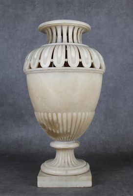 Important vase balustre en albâtre, décor de godrons, cannel… - Photo 1