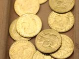 beaucoup de pièces d'or dans une boîte posée sur la table