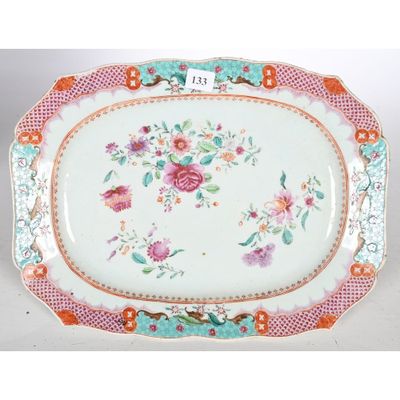 une image représentant une assiette décorée de fleurs