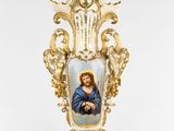 une image représentant un vase orné d'une effigie de Jésus