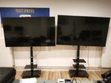 deux téléviseurs posés sur une table