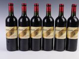 six bouteilles de vin sont alignées dans une rangée