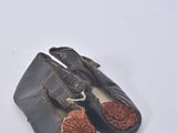 une paire de chaussures posée sur une surface blanche