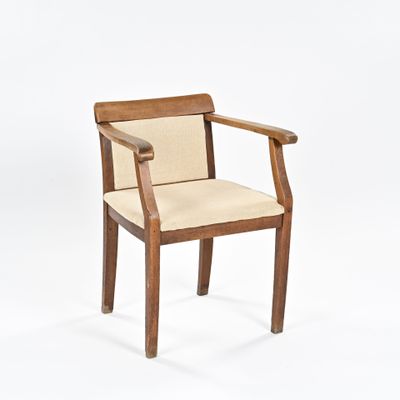 l'image d'une chaise en bois avec une assise rembourrée de couleur beige