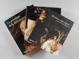 trois livres sont empilés sur une table