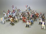 un grand nombre de figurines sur une table