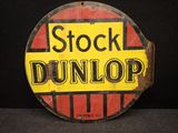 une vieille enseigne Dunlop posée sur une table noire