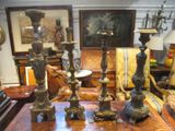 une table sur laquelle se trouvent de nombreux objets différents