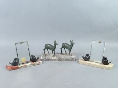 Réunion de deux cadres-photos reposant sur des socles en mar…