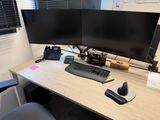un bureau équipé de deux écrans et d'un clavier
