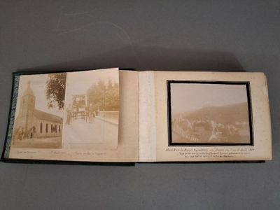 une vieille photo d'un livre ouvert sur une illustration représentant une ville