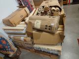 une pile de cartons et de rouleaux de papier toilette par terre