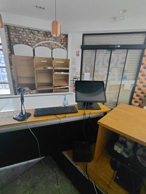 un bureau équipé d'un clavier et d'un écran