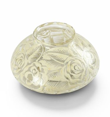 un vase en verre orné d'un motif floral
